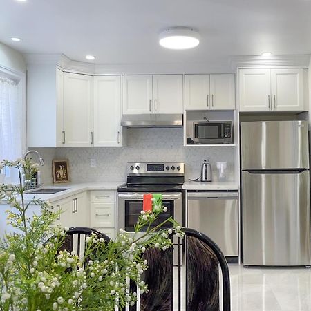 Apartamento Newly-Renovated 3Br House, 12 Minutes To Airport Toronto Exterior foto