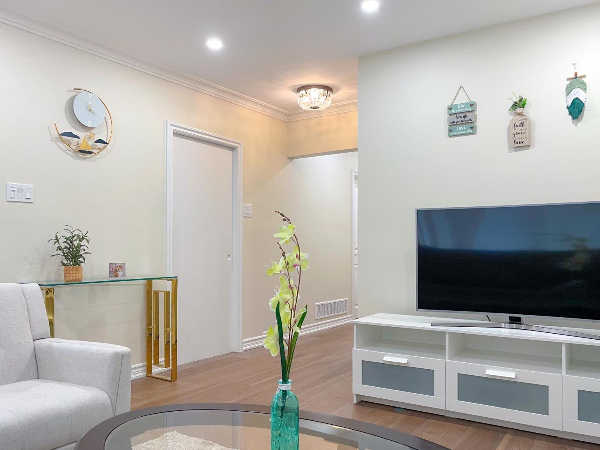 Apartamento Newly-Renovated 3Br House, 12 Minutes To Airport Toronto Exterior foto