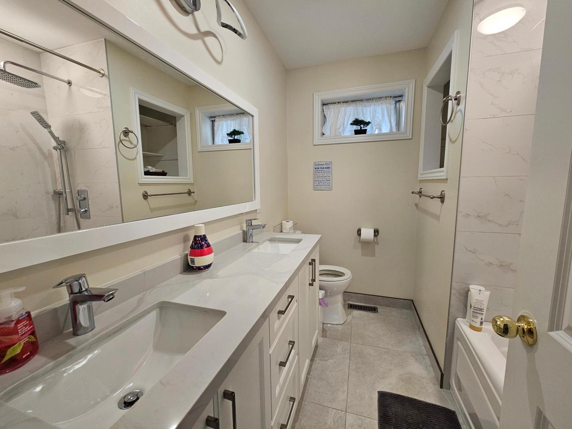 Apartamento Newly-Renovated 3Br House, 12 Minutes To Airport Toronto Exterior foto