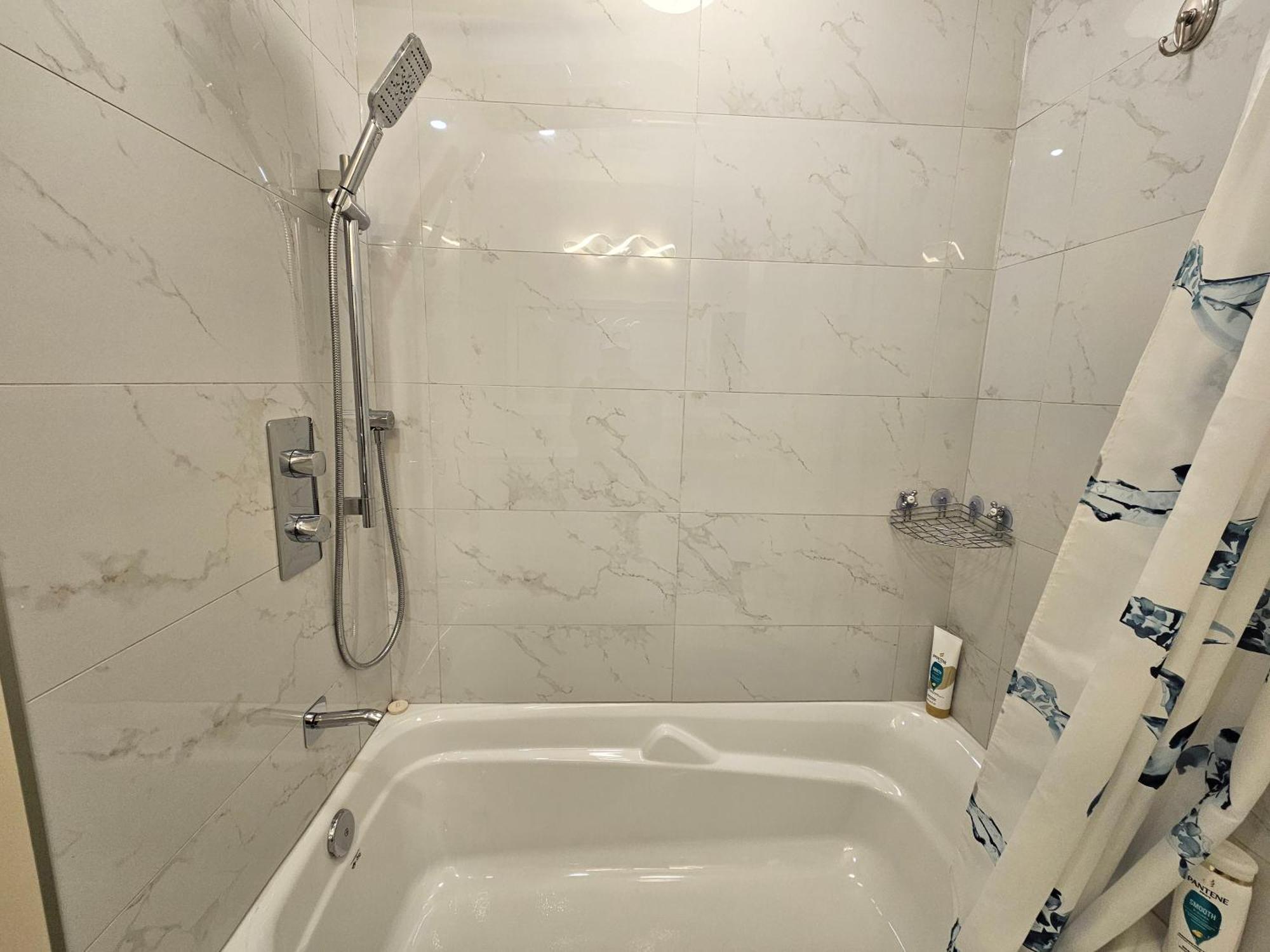 Apartamento Newly-Renovated 3Br House, 12 Minutes To Airport Toronto Exterior foto