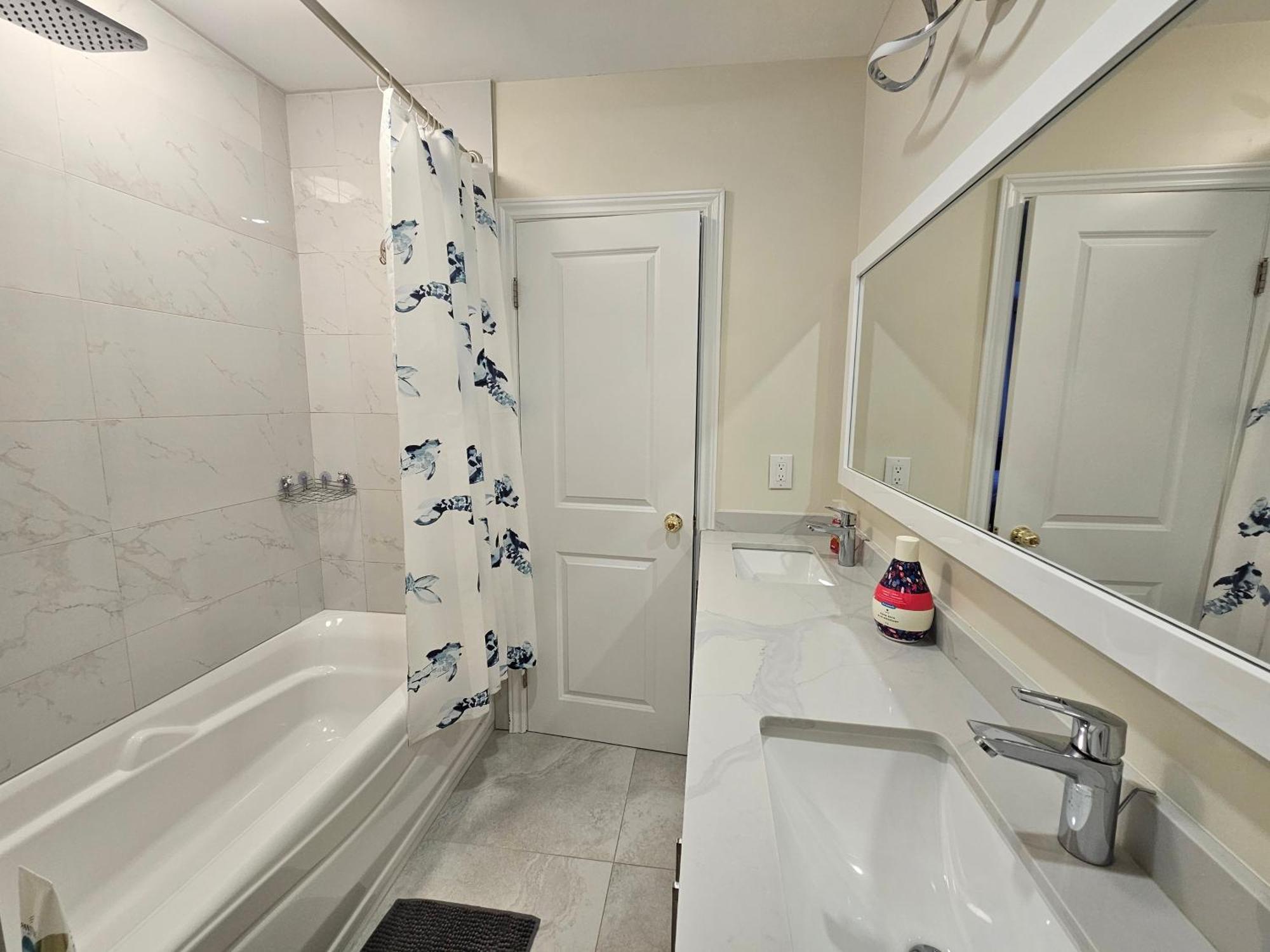 Apartamento Newly-Renovated 3Br House, 12 Minutes To Airport Toronto Exterior foto