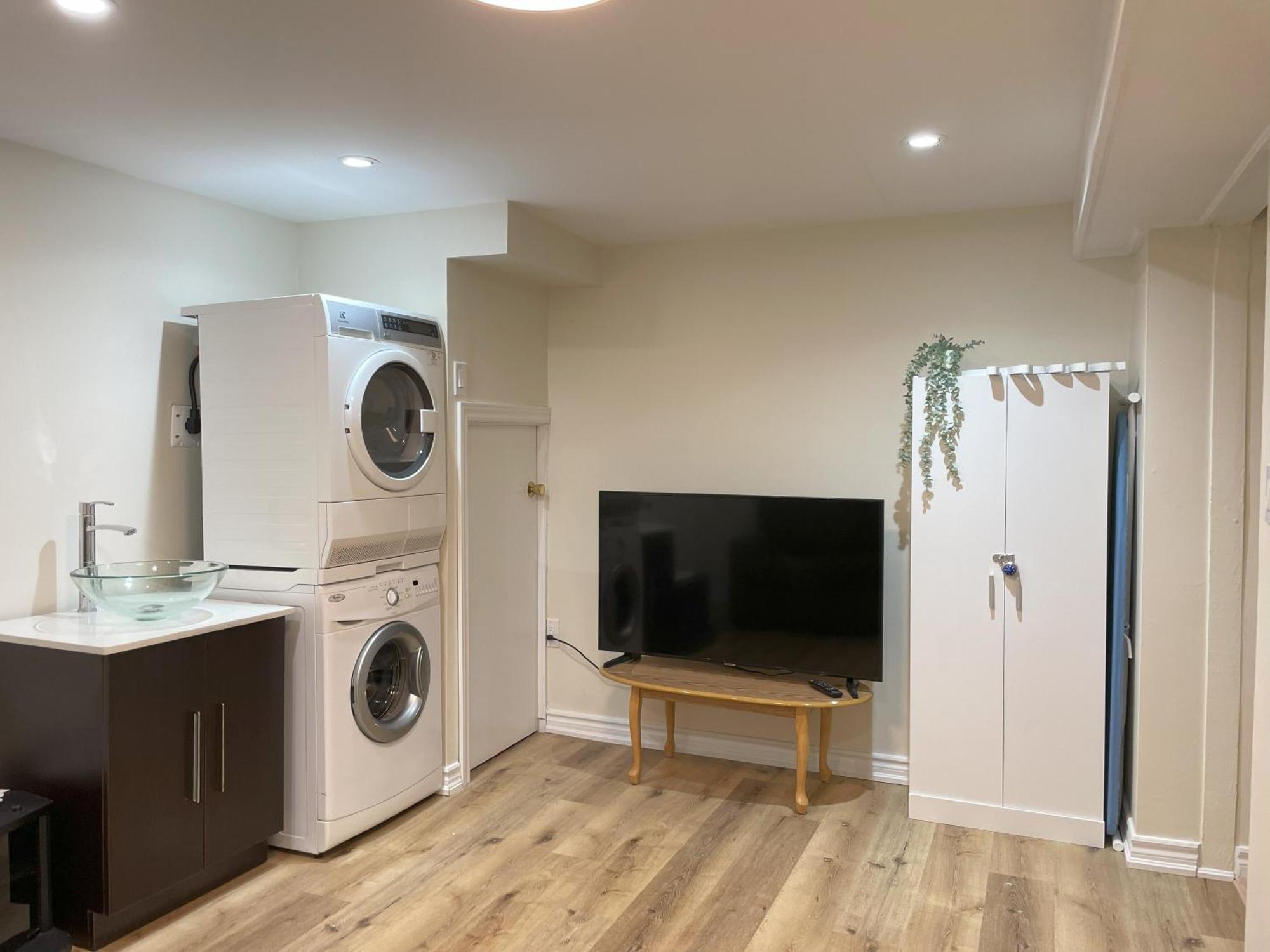 Apartamento Newly-Renovated 3Br House, 12 Minutes To Airport Toronto Exterior foto
