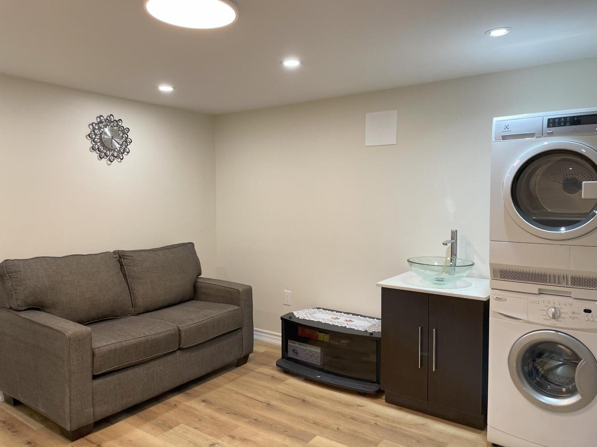 Apartamento Newly-Renovated 3Br House, 12 Minutes To Airport Toronto Exterior foto