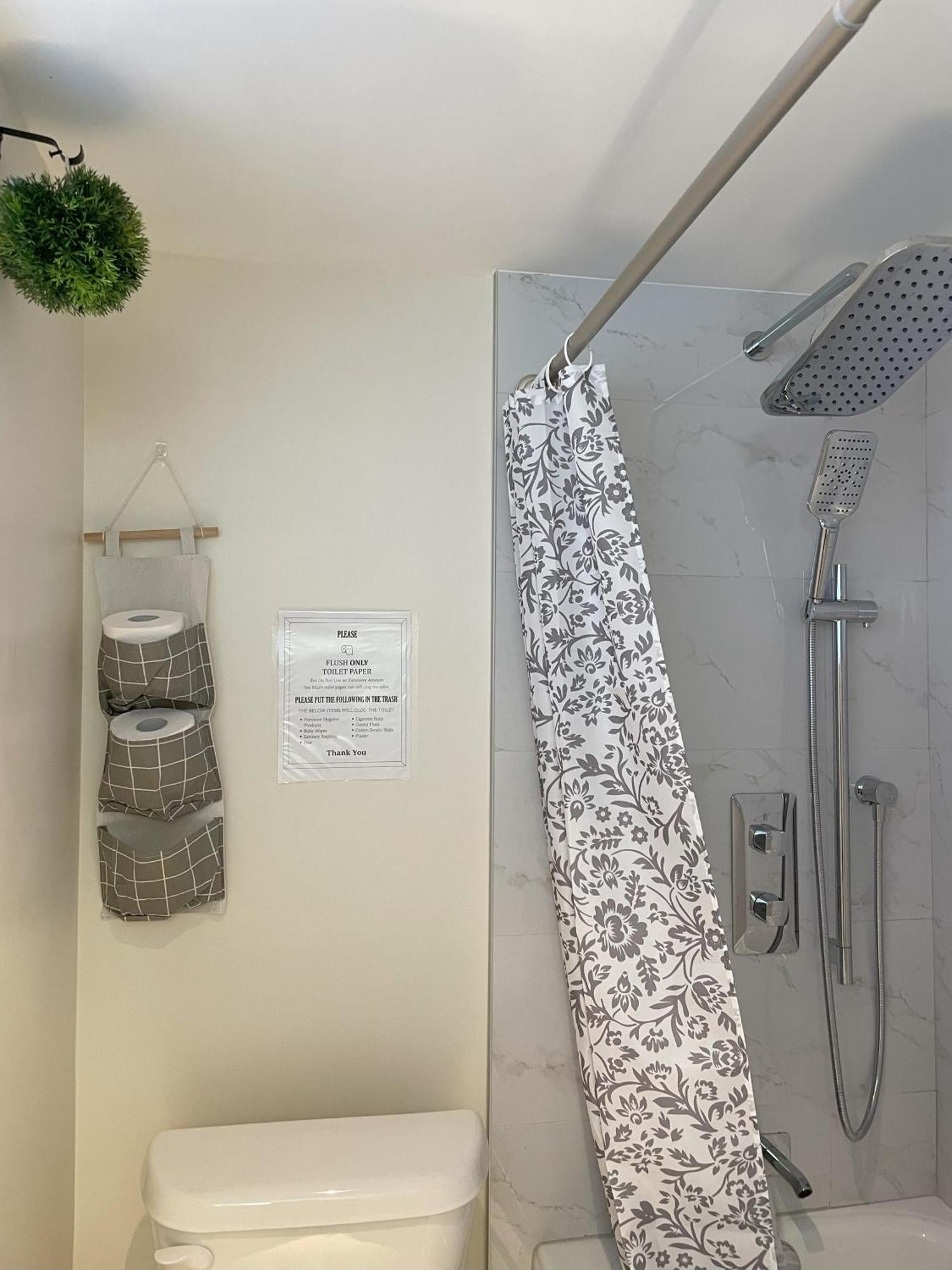 Apartamento Newly-Renovated 3Br House, 12 Minutes To Airport Toronto Exterior foto